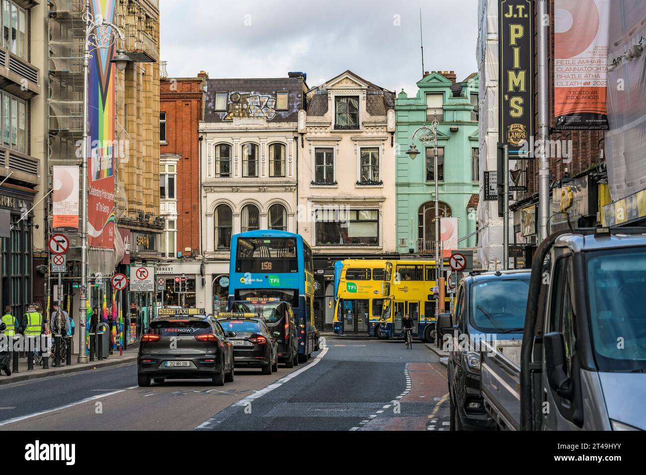 Autobus e traffico a South Great George's Street al mattino, Dublino, Irlanda Foto Stock