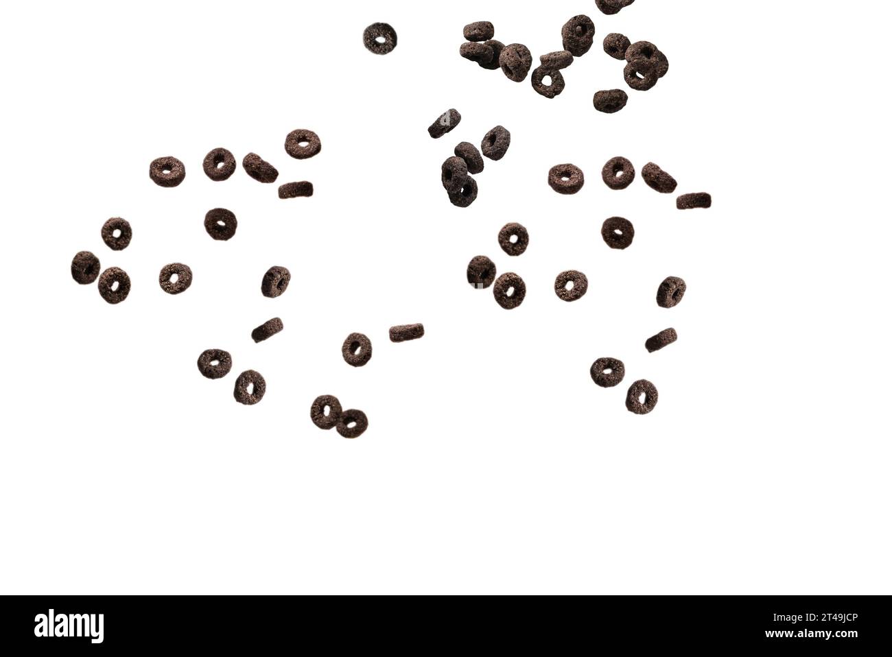 I cerali di cioccolato fuoriescono in una ciotola. Colazione. Isolato su sfondo bianco. Foto Stock