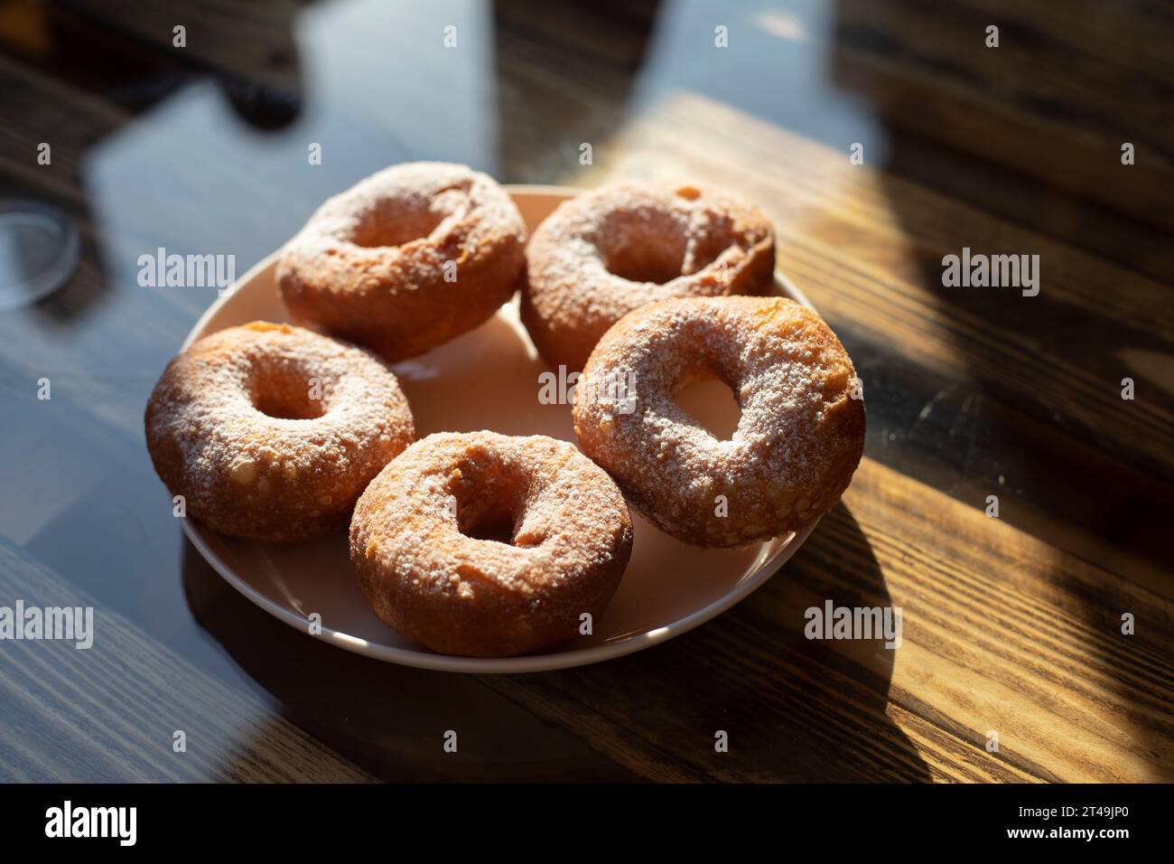 Dolcezza. Ciambelle fritte. Cibo per il tè. Impasto delizioso. Foto Stock