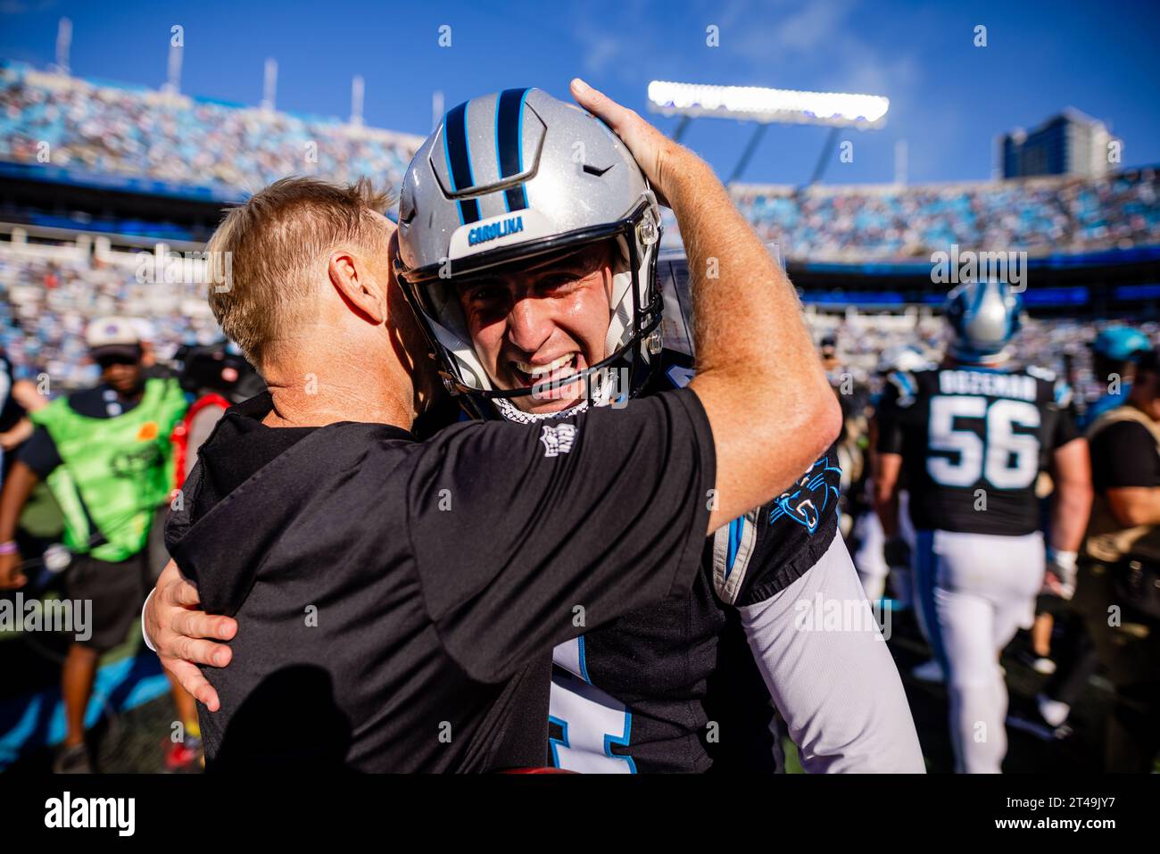 Charlotte, NC, USA. 29 ottobre 2023. Il coordinatore degli special team dei Carolina Panthers Chris Tabor abbraccia il kicker Eddy Pineiro (4) dopo aver vinto la partita NFL contro gli Houston Texans a Charlotte, NC. (Scott Kinser/Cal Sport Media). Credito: csm/Alamy Live News Foto Stock