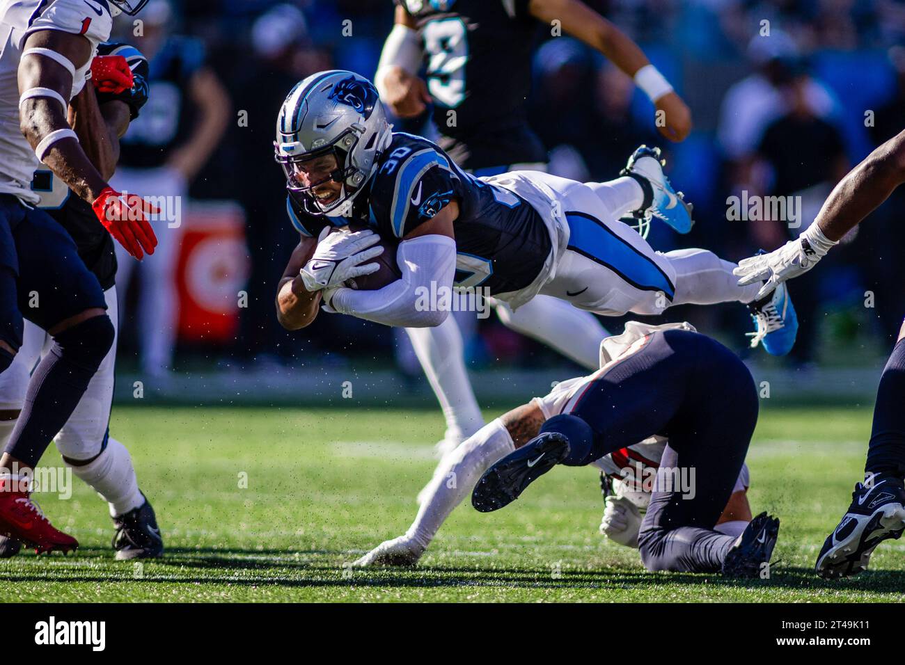 Charlotte, NC, USA. 29 ottobre 2023. Il running back dei Carolina Panthers Chuba Hubbard (30) si tuffò sulla safety degli Houston Texans Jalen Pitre (5) durante il quarto quarto quarto della partita NFL a Charlotte, NC. (Scott Kinser/Cal Sport Media). Credito: csm/Alamy Live News Foto Stock