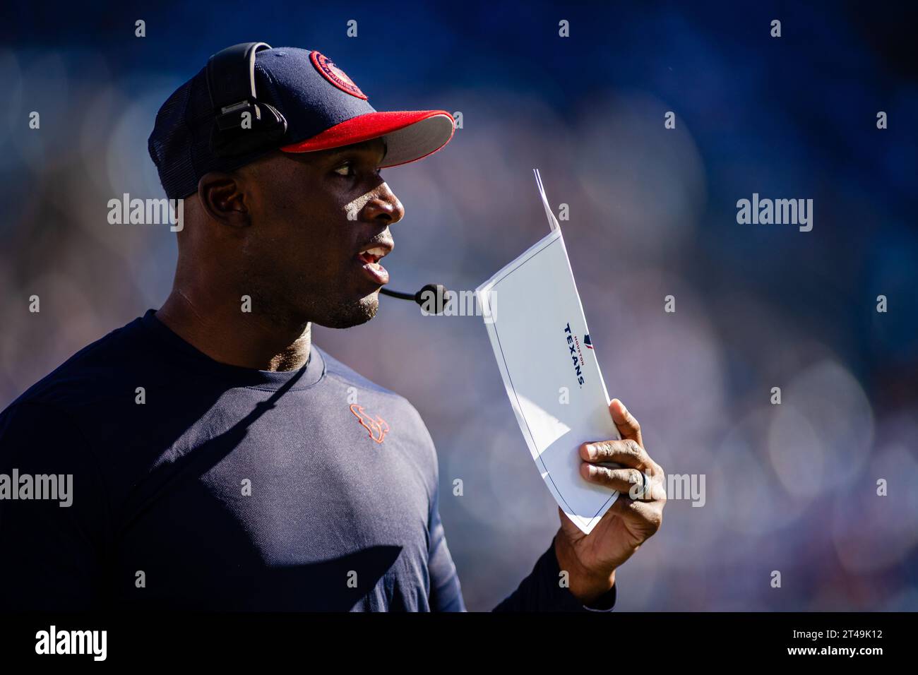 Charlotte, NC, USA. 29 ottobre 2023. Il capo-allenatore degli Houston Texans DeMeco Ryans chiamò la giocata durante il quarto periodo contro i Carolina Panthers nella partita NFL a Charlotte, NC. (Scott Kinser/Cal Sport Media). Credito: csm/Alamy Live News Foto Stock