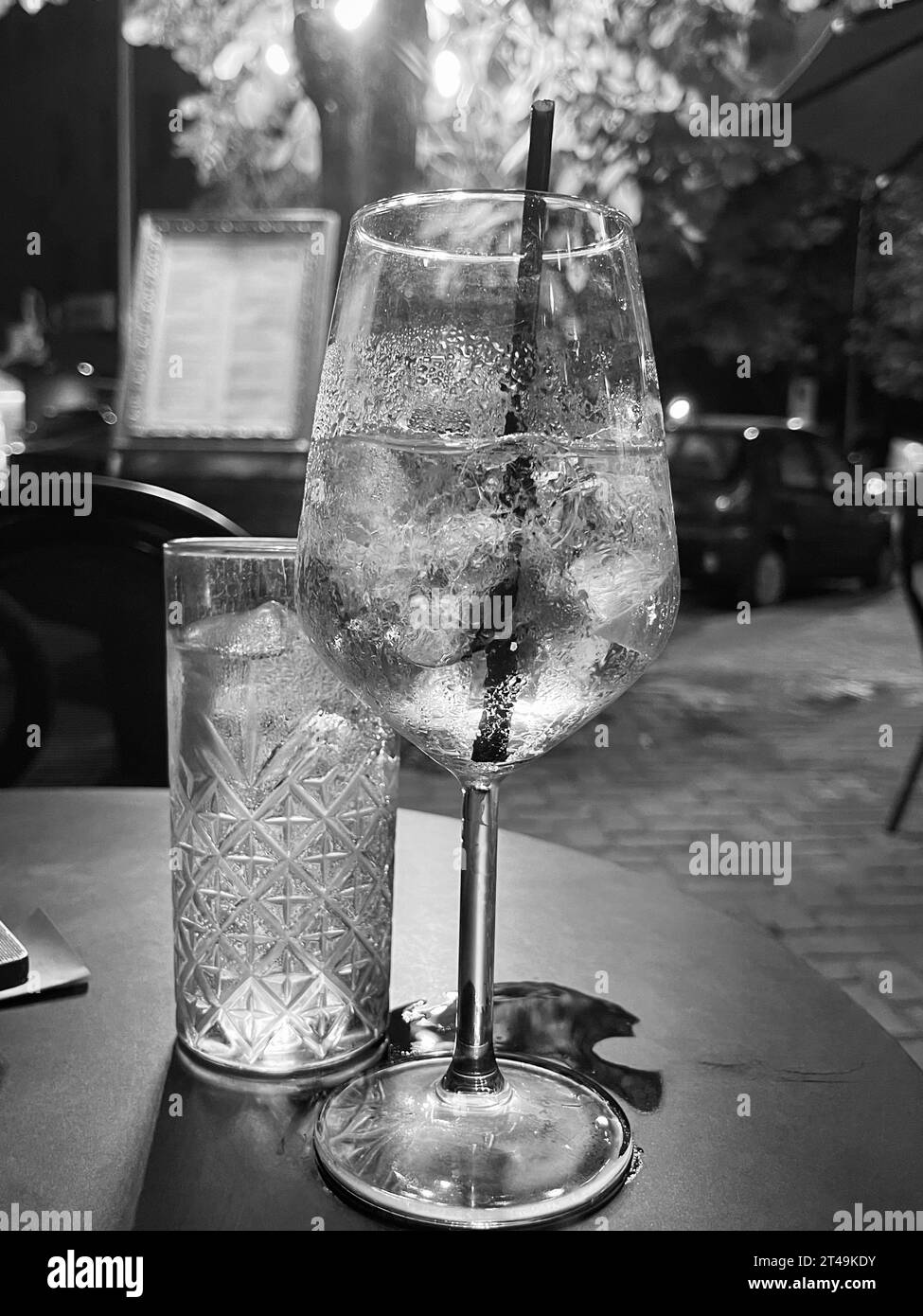 Gin tonic in un bicchiere con rocce ghiacciate. Foto Stock