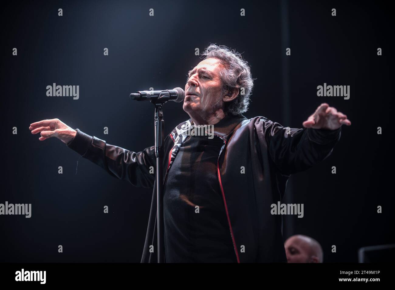 Miguel Ríos si esibisce al Palau Sant Jordi, Barcellona, 28 ottobre 2023. Fotografo: ALE Espaliat Foto Stock