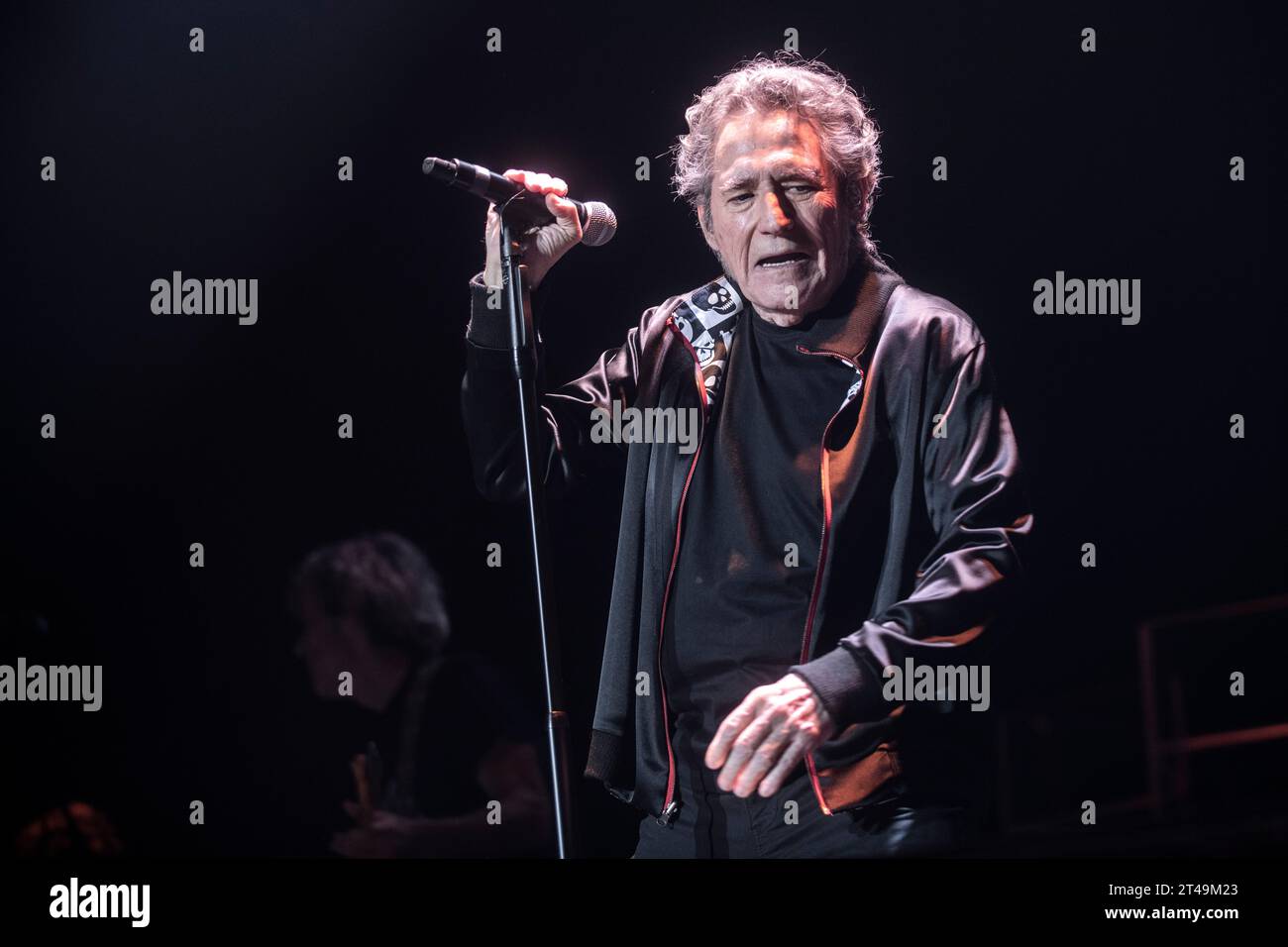 Miguel Ríos si esibisce al Palau Sant Jordi, Barcellona, 28 ottobre 2023. Fotografo: ALE Espaliat Foto Stock