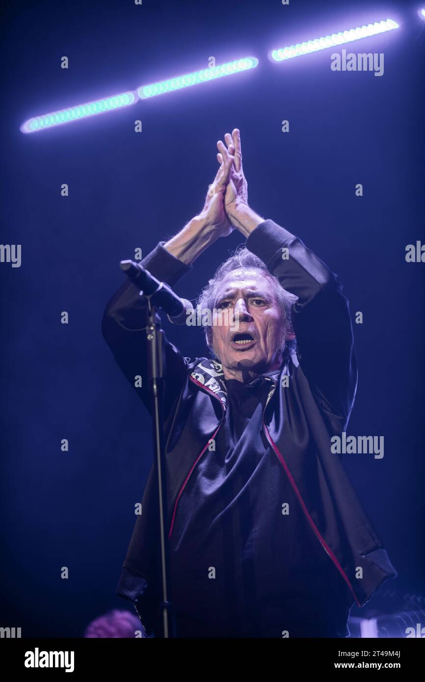 Miguel Ríos si esibisce al Palau Sant Jordi, Barcellona, 28 ottobre 2023. Fotografo: ALE Espaliat Foto Stock