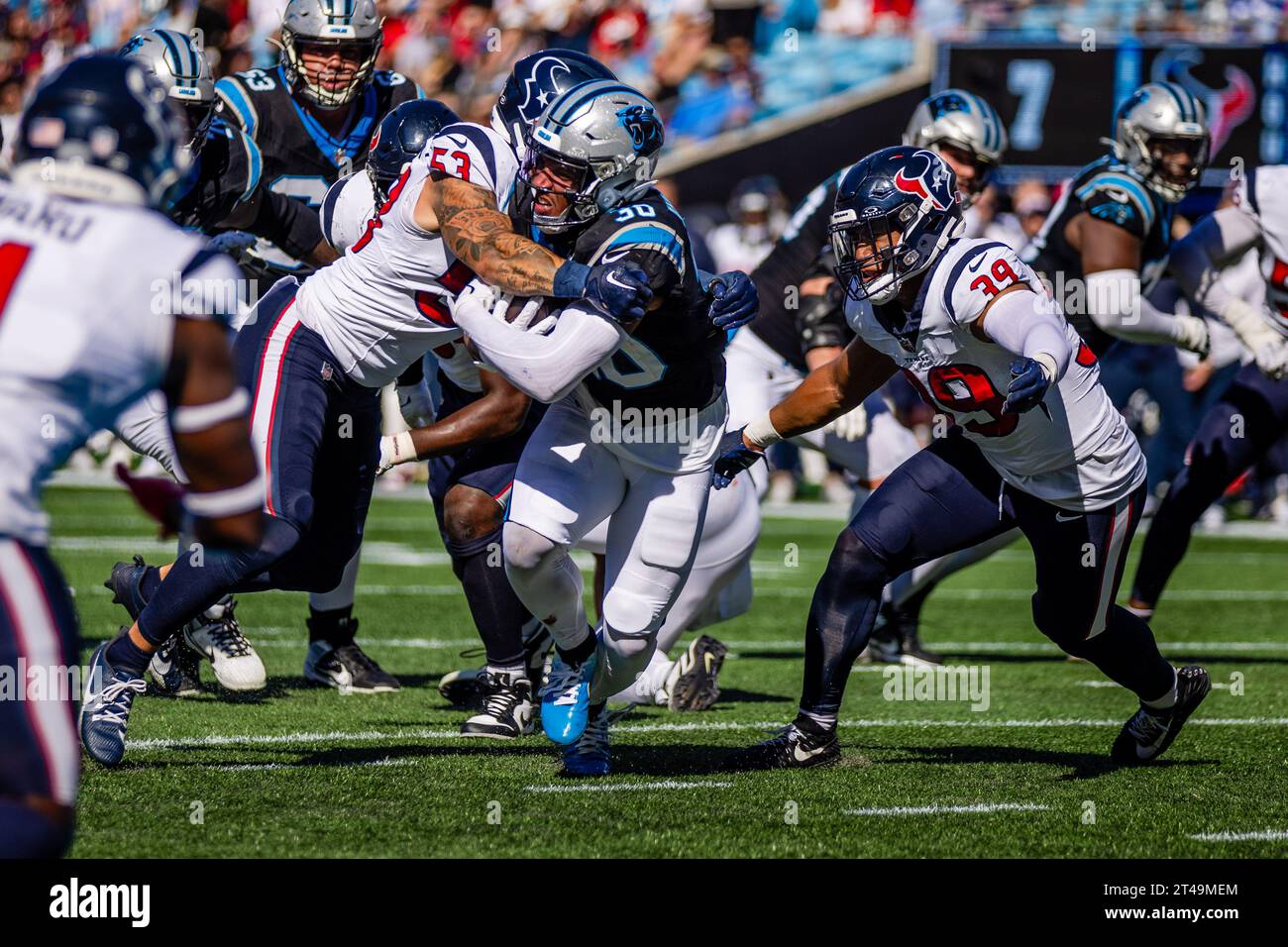 Charlotte, NC, USA. 29 ottobre 2023. Il linebacker degli Houston Texans Blake Cashman (53) colpì il running back dei Carolina Panthers Chuba Hubbard (30) durante il secondo quarto della partita NFL a Charlotte, NC. (Scott Kinser/Cal Sport Media). Credito: csm/Alamy Live News Foto Stock