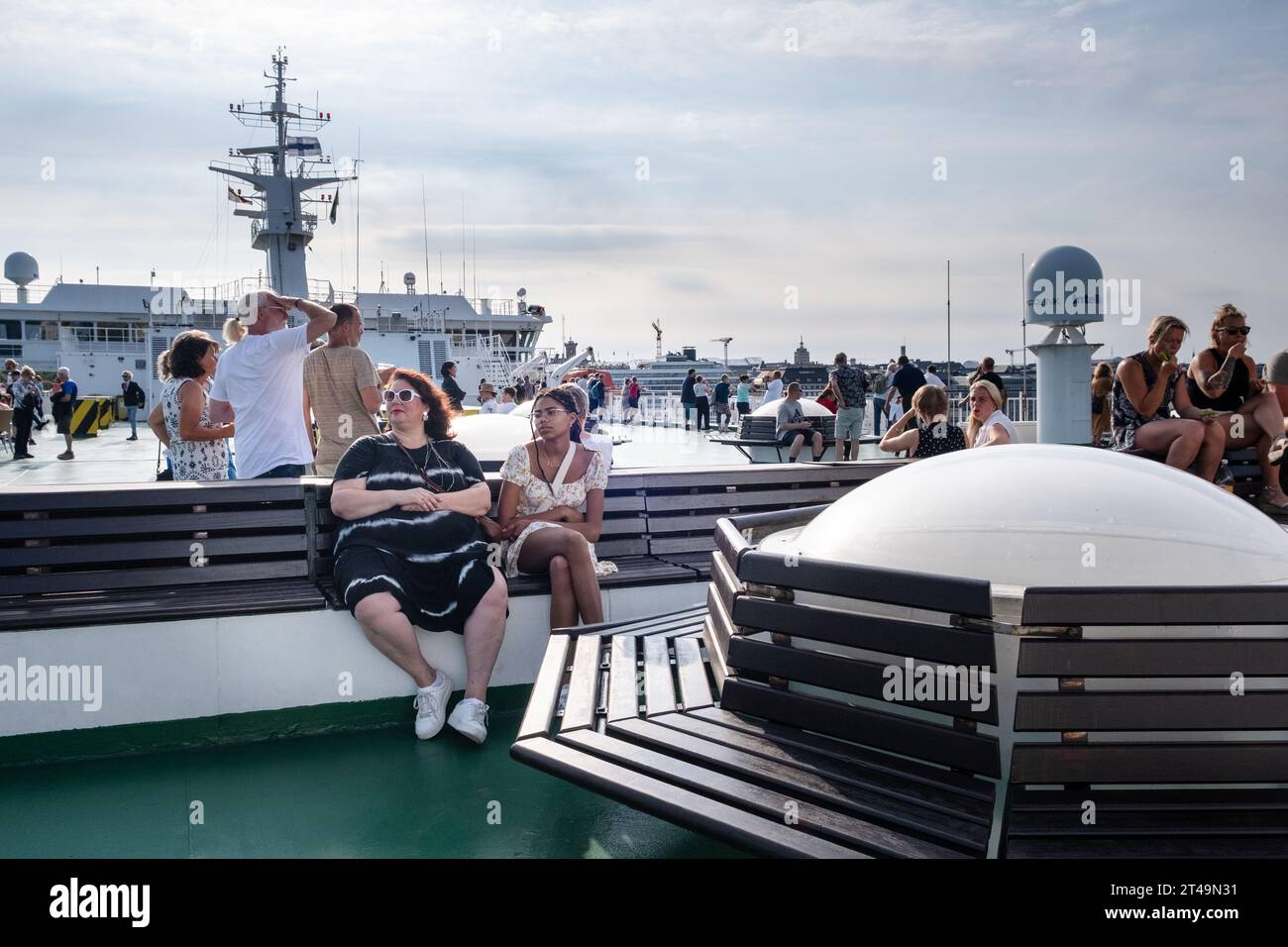 I passeggeri su una nave da crociera nel porto centrale di Helsinki viaggiano in una crociera sul Mar Baltico tra Finlandia, Åland e Stoccolma in Svezia. Foto Stock