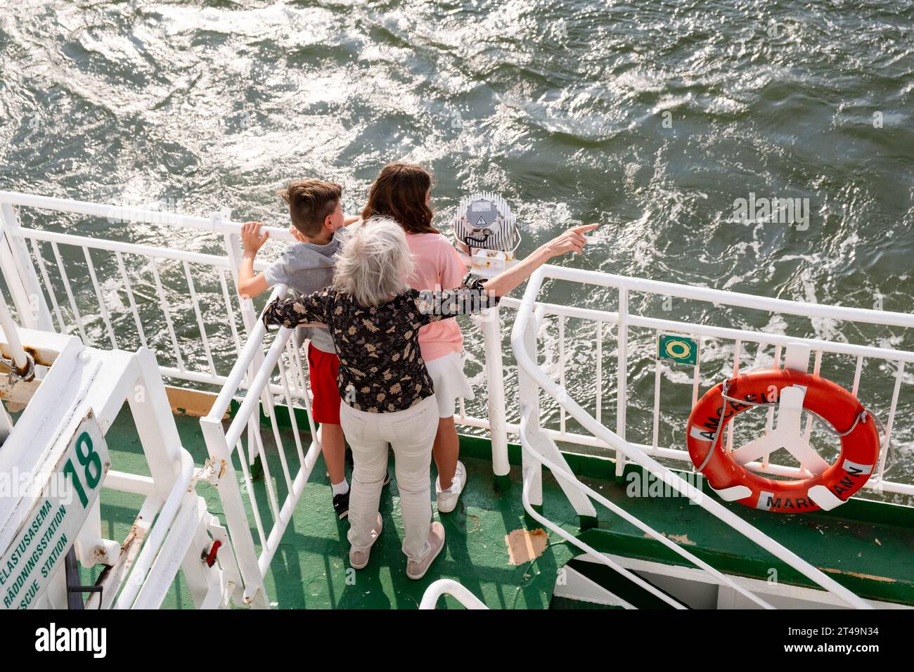 I passeggeri su una nave da crociera nel porto centrale di Helsinki viaggiano in una crociera sul Mar Baltico tra Finlandia, Åland e Stoccolma in Svezia. Foto Stock