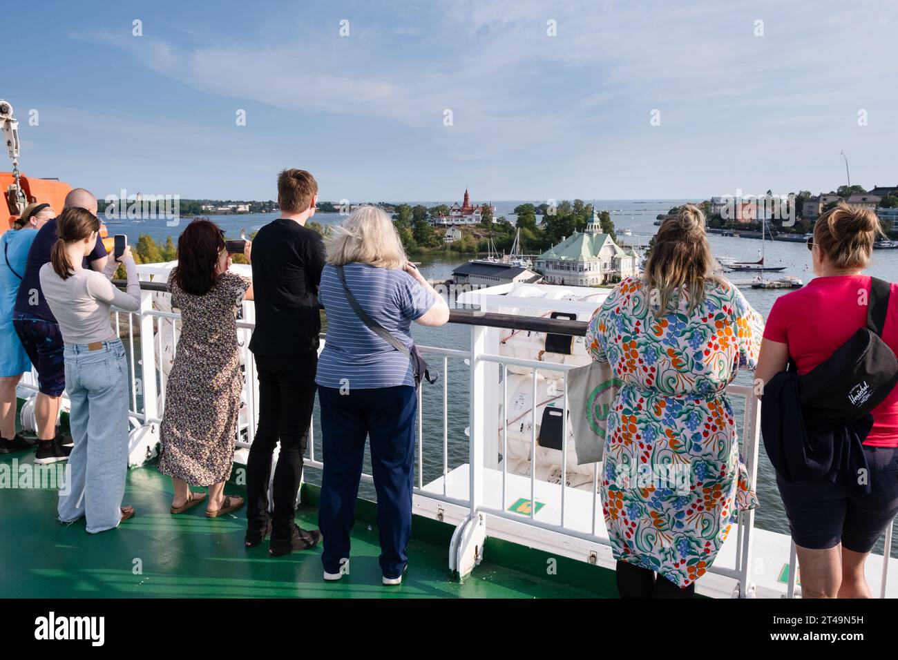 I passeggeri su una nave da crociera nel porto centrale di Helsinki viaggiano in una crociera sul Mar Baltico tra Finlandia, Åland e Stoccolma in Svezia. Foto Stock