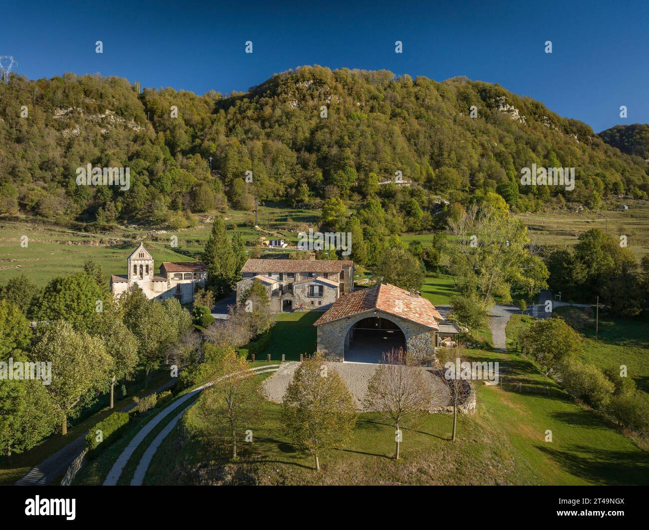 Vista aerea della casa rurale di Cal Pubill e dei dintorni rurali di Ciuret in una mattina d'autunno (Osona, Catalogna, Spagna) Foto Stock