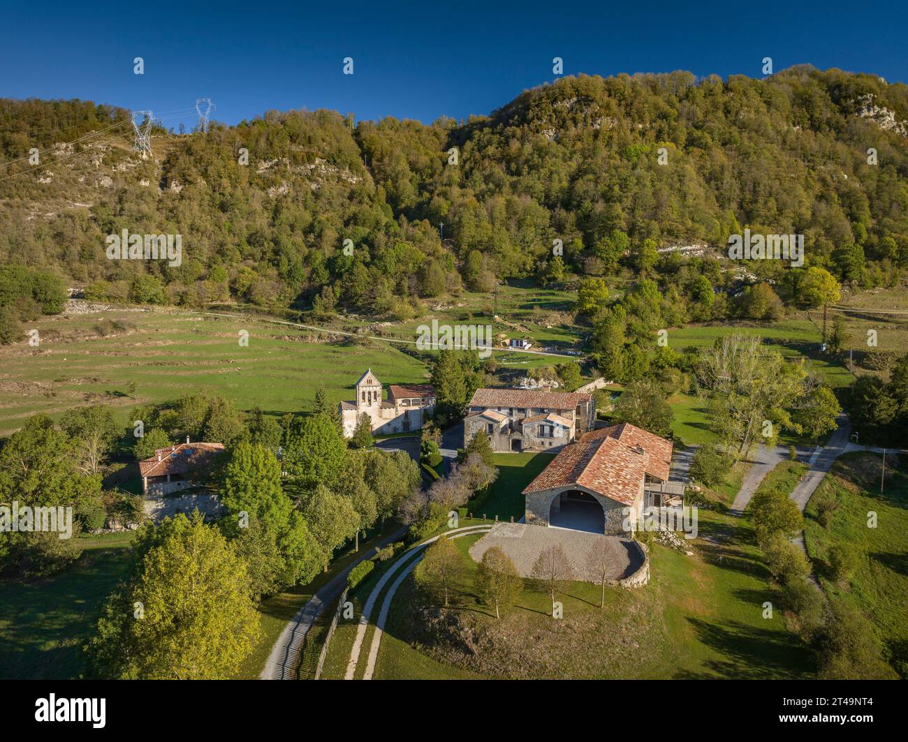 Vista aerea della casa rurale di Cal Pubill e dei dintorni rurali di Ciuret in una mattina d'autunno (Osona, Catalogna, Spagna) Foto Stock