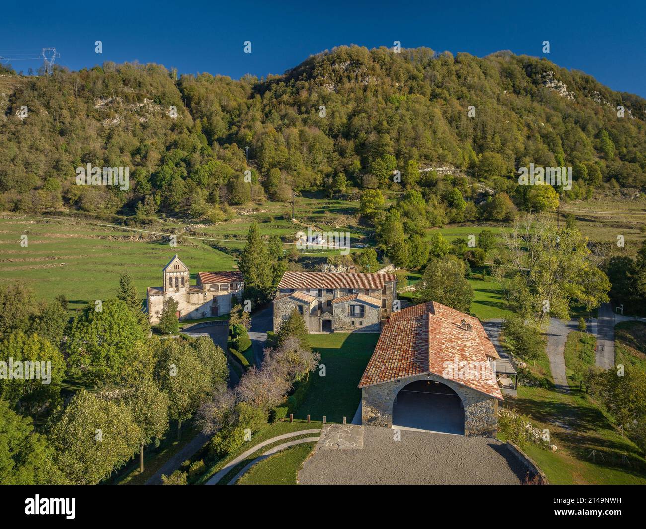 Vista aerea della casa rurale di Cal Pubill e dei dintorni rurali di Ciuret in una mattina d'autunno (Osona, Catalogna, Spagna) Foto Stock