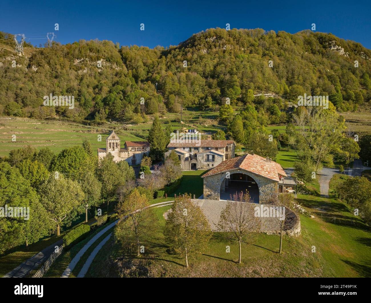 Vista aerea della casa rurale di Cal Pubill e dei dintorni rurali di Ciuret in una mattina d'autunno (Osona, Catalogna, Spagna) Foto Stock