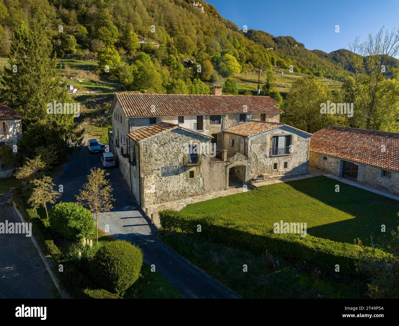 Vista aerea della casa rurale di Cal Pubill e dei dintorni rurali di Ciuret in una mattina d'autunno (Osona, Catalogna, Spagna) Foto Stock