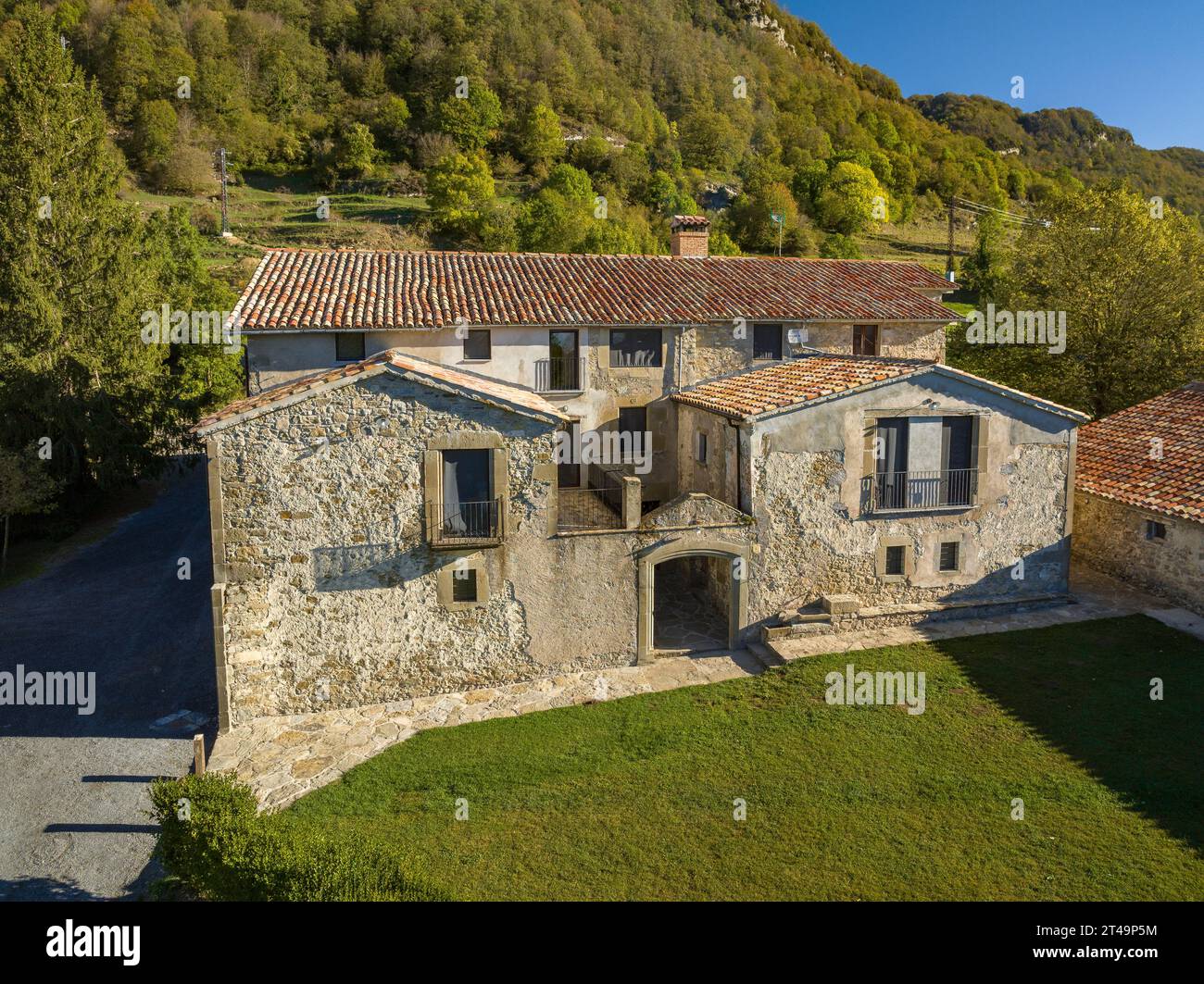 Vista aerea della casa rurale di Cal Pubill e dei dintorni rurali di Ciuret in una mattina d'autunno (Osona, Catalogna, Spagna) Foto Stock