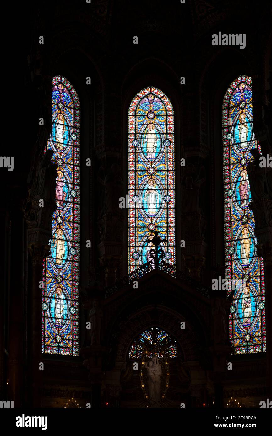 Vetrate colorate all'interno della Basilica di Notre-Dame de Fourvière, Lione, Francia Foto Stock