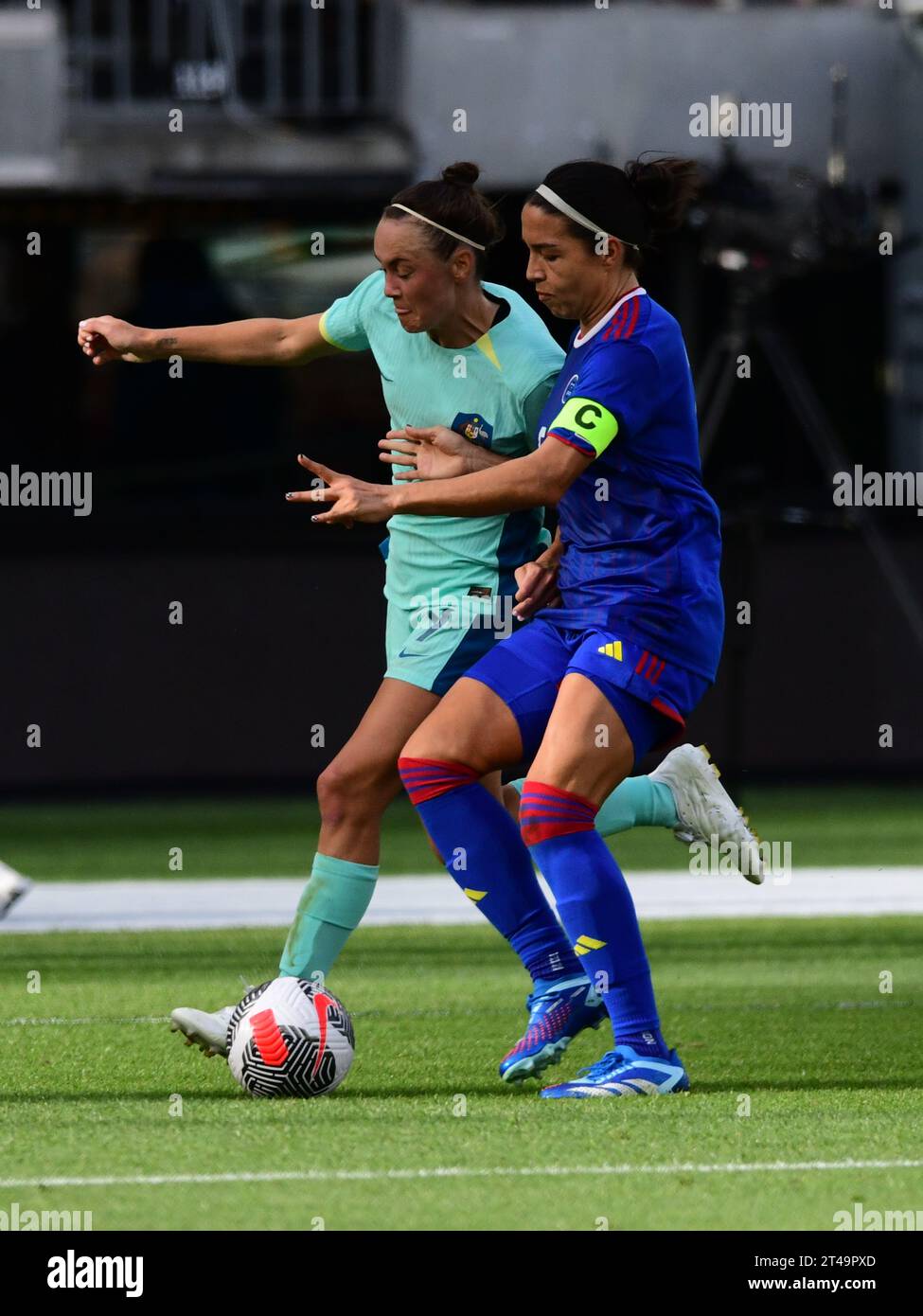 Burswood, Australia. 29 ottobre 2023. Caitlin Jade Foord (L) della squadra di calcio femminile australiana e Hali Moriah Long (R) della squadra femminile di calcio filippina vista in azione durante il torneo di qualificazione olimpica femminile dell'AFC 2024 Round 2 Group A match tra Filippine e Australia all'Optus Stadium. Punteggio finale: Filippine 0:8 Australia. Credito: SOPA Images Limited/Alamy Live News Foto Stock