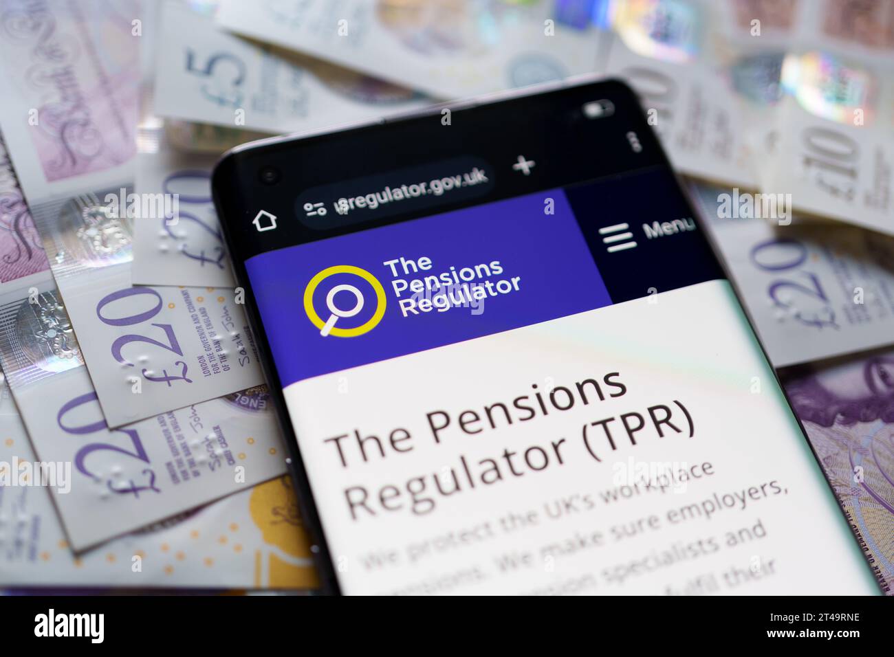 Il logo Pensions Regulator visualizzato sul sito Web dello smartphone. TPR è un ente pubblico che disciplina i regimi pensionistici nel Regno Unito. Stafford, United Foto Stock