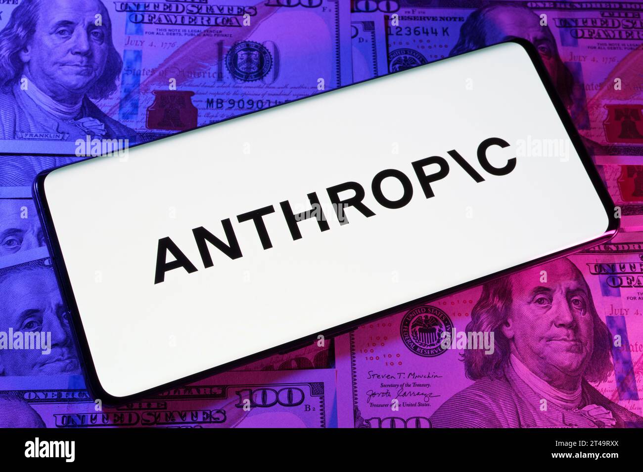 Logo di una società di ricerca antropica sull'intelligenza artificiale visto sullo smartphone che viene posizionato su un mucchio di dollari. Concetto. Stafford, Regno Unito, 29 ottobre 2023 Foto Stock