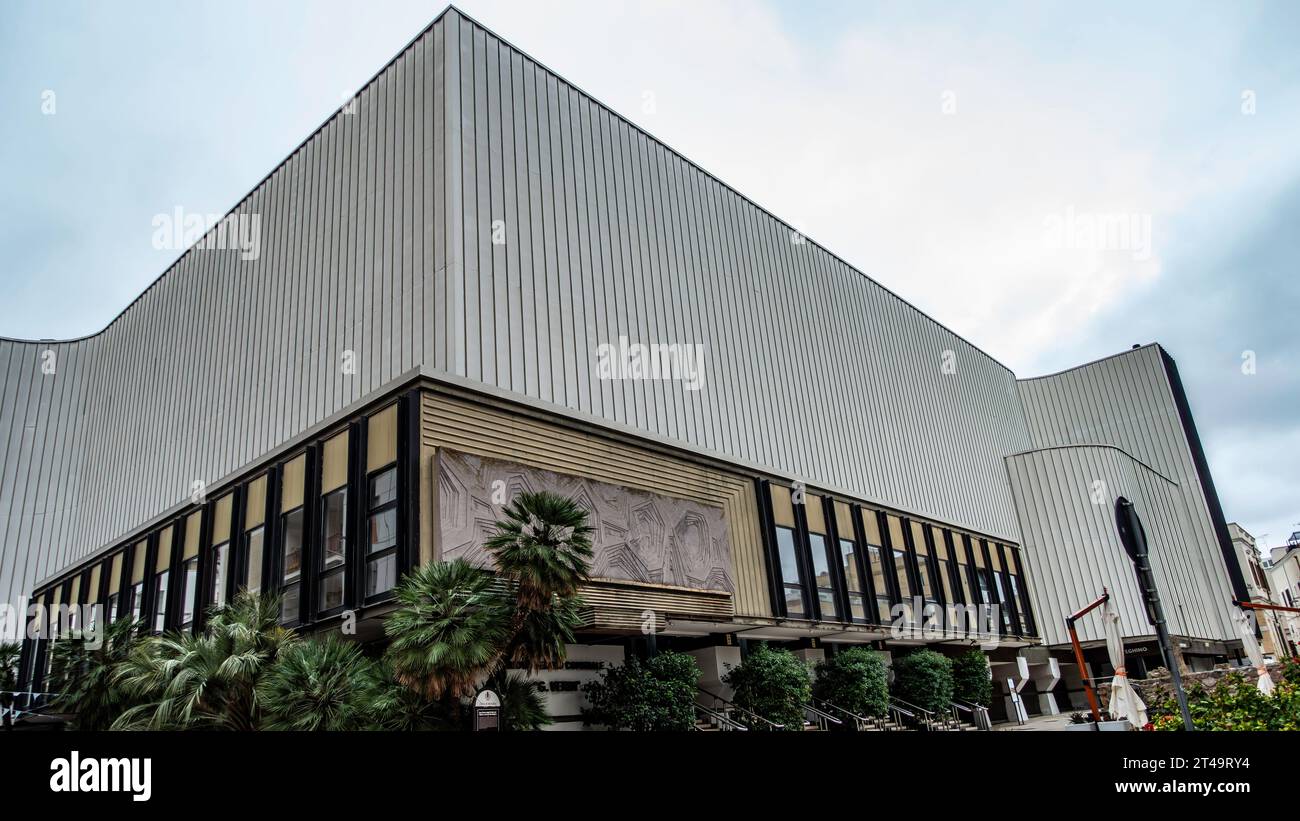 Nuovo Teatro Verdi di Brindisi, in Italia, costruito sopra le rovine di vecchie strade romane ed edifici che sono esposti sotto questo edificio. Foto Stock