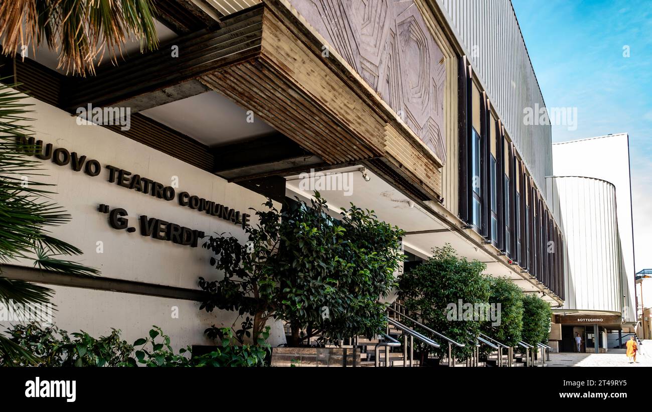 Nuovo Teatro Verdi di Brindisi, in Italia, costruito sopra le rovine di vecchie strade romane ed edifici che sono esposti sotto questo edificio. Foto Stock