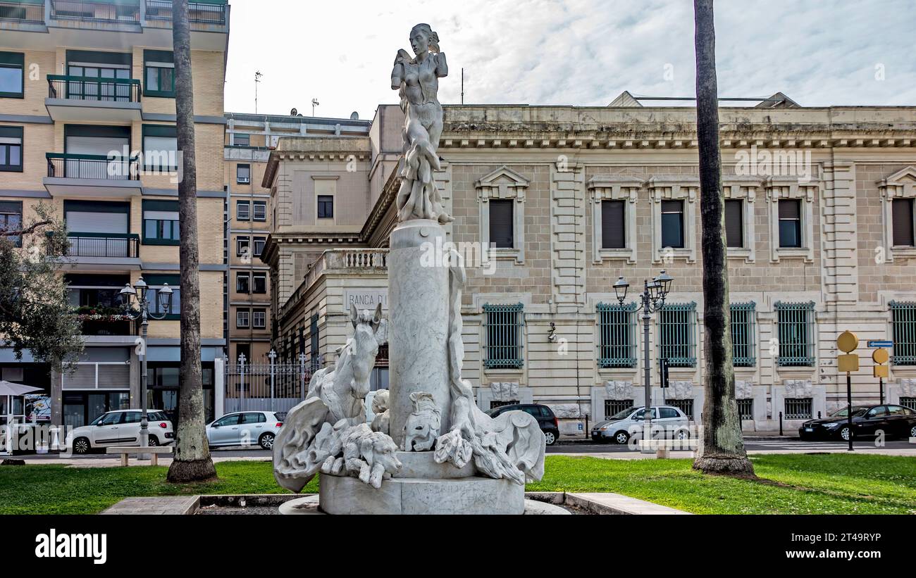 Una statua di Virgilio, l'artista greco, a Brindisi, in Italia. Si dice che Virgilio sia morto a Brindisi nel 19 a.C. Foto Stock