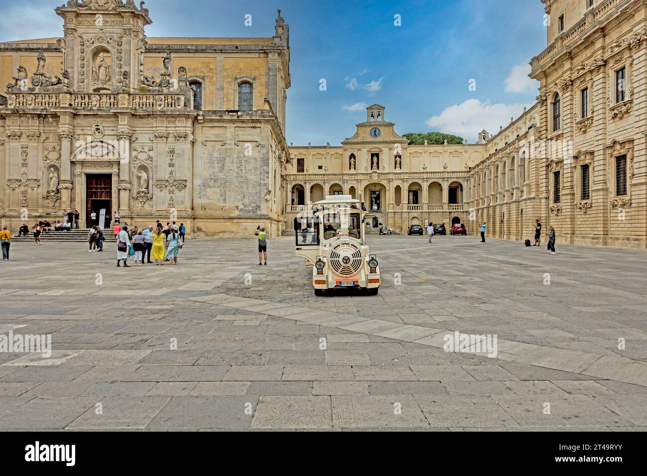 Piazza della Cattedrale a Lecce, in Italia, un luogo turistico molto popolare. Foto Stock