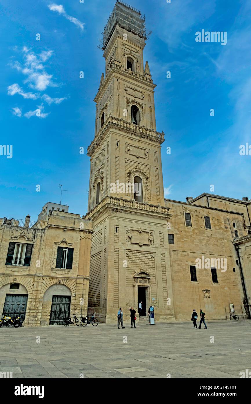 La Cattedrale di Lecce, in Piazza Duomo, Lecce, Italia. Dedicato all'assunzione della Vergine Maria. Il campanile è alto 72 metri. Foto Stock