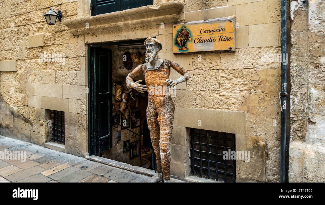 La bottega di Claudio riso, un creatore di máche statue di cartapesta a Lecce, Italia. Foto Stock