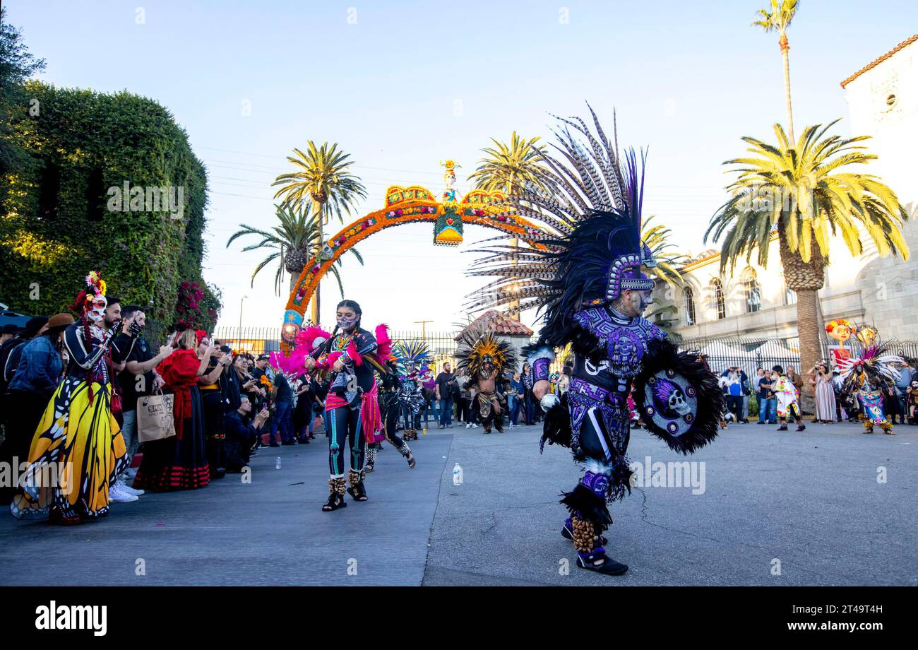 Los Angeles, California, USA. 28 ottobre 2023. Danza Azteca Cuauhtli si esibisce durante l'evento Noche De los Muertos a Hollywood Forever nella zona di Hollywood di Los Angeles, California, il 28 ottobre 2023. (Immagine di credito: © Jill Connelly/ZUMA Press Wire) SOLO USO EDITORIALE! Non per USO commerciale! Foto Stock