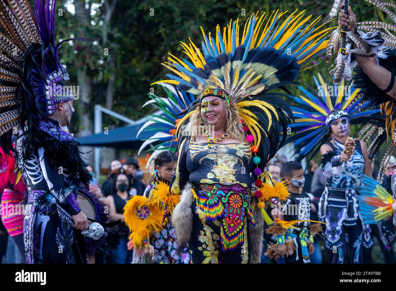 Los Angeles, California, USA. 28 ottobre 2023. Danza Azteca Cuauhtli si esibisce durante l'evento Noche De los Muertos a Hollywood Forever nella zona di Hollywood di Los Angeles, California, il 28 ottobre 2023. (Immagine di credito: © Jill Connelly/ZUMA Press Wire) SOLO USO EDITORIALE! Non per USO commerciale! Foto Stock