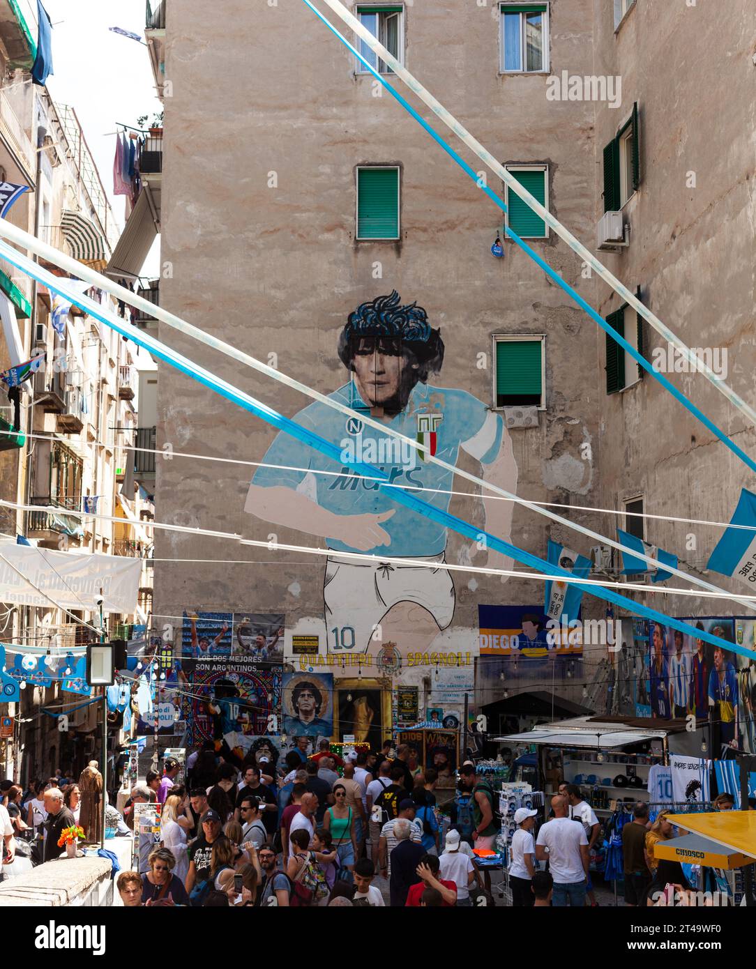 Napoli, Italia - 16 giugno 2023: Murales di Diego Armando Maradona con la camicia Napoli ubicata nei quartieri spagnoli, nel quartiere storico Foto Stock