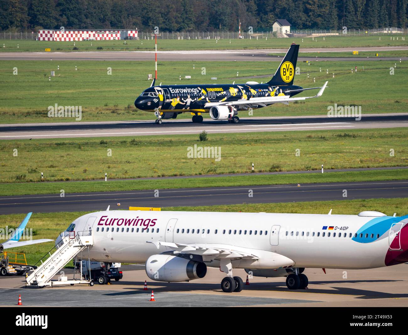 Flughafen Düsseldorf, Eurowings Flieger, Airbus A320-200, Fanbus, BVB FanAirbus, Eurowings Flieger, Airbus, auf der Start- und Landebahn, Taxiway, parcheggio Luftverkehr DUS *** aeroporto di Dusseldorf, aereo Eurowings, Airbus A320 200, FAN bus, BVB FanAirbus, Eurowings aereo, Airbus, sulla pista, pista di rullaggio, parcheggio traffico aereo DUS credito: Imago/Alamy Live News Foto Stock