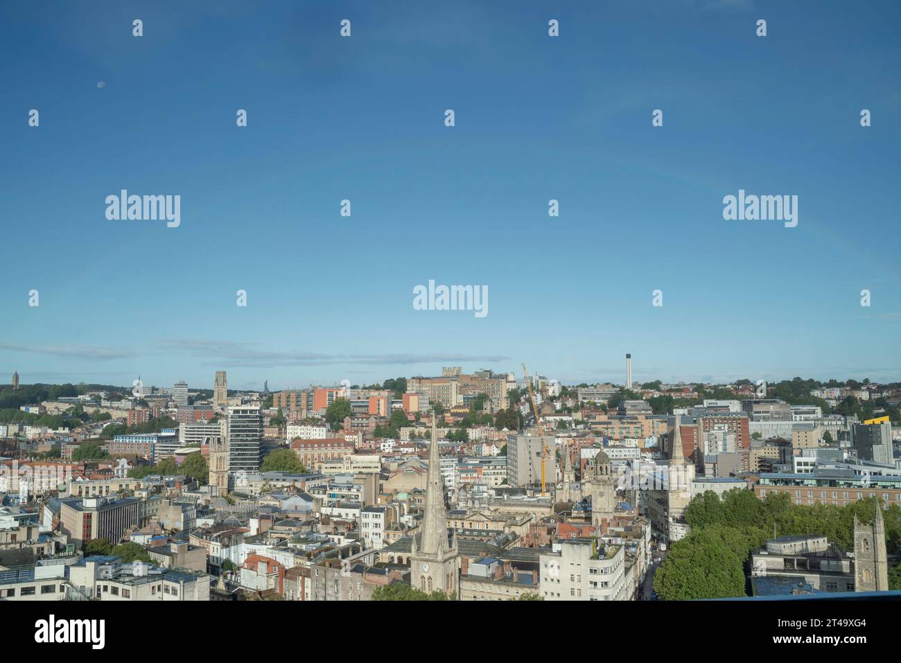 Lo skyline del centro di Bristol è visibile da un alto punto panoramico in una soleggiata giornata estiva. Foto Stock