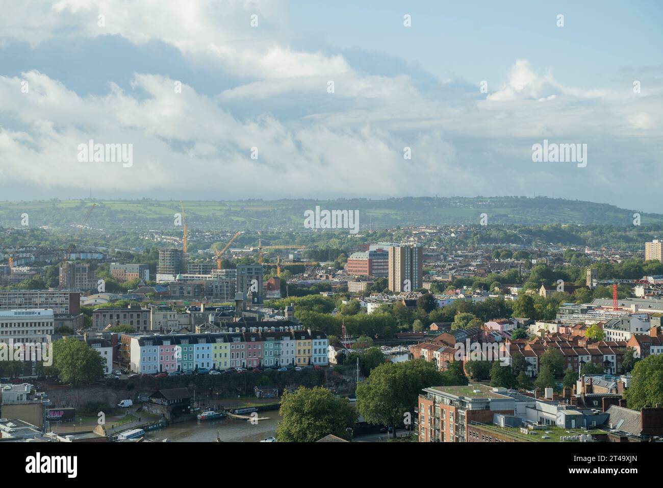 Lo skyline del centro di Bristol è visibile da un alto punto panoramico in una soleggiata giornata estiva. Foto Stock