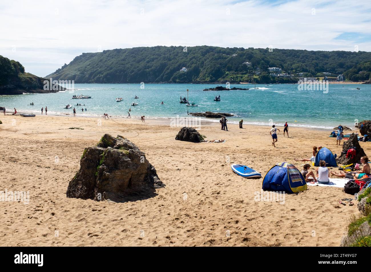 Sunny Cove Beac, East Portlemouth, Devon, in una favolosa giornata estiva con sabbia gialla, cielo blu e mare blu con South Sands visibili in lontananza. Foto Stock
