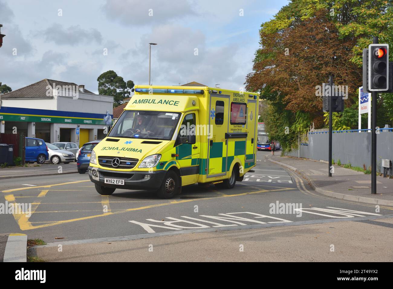 Un'ambulanza sta rispondendo a una chiamata d'emergenza a Poole, nel Dorset. Foto Stock