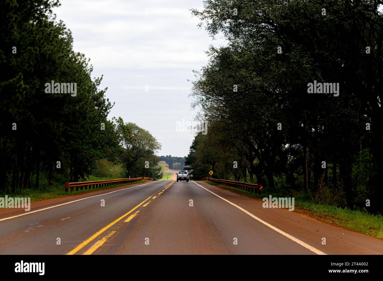 Misiones, Argentina - 28 luglio 2022: Il pick-up viaggia in solitaria autostrada 12 verso la città di Posadas Foto Stock