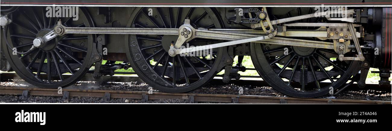 Le ruote motrici e l'ingranaggio della valvola Walschaerts di classe U conservata n. 31806, basato sulla Swanage Railway. Foto Stock
