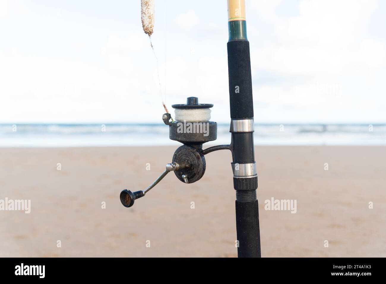 Salvador, Bahia, Brasile - 26 aprile 2019: Canna da pesca sepolta nella sabbia di una spiaggia. Foto Stock