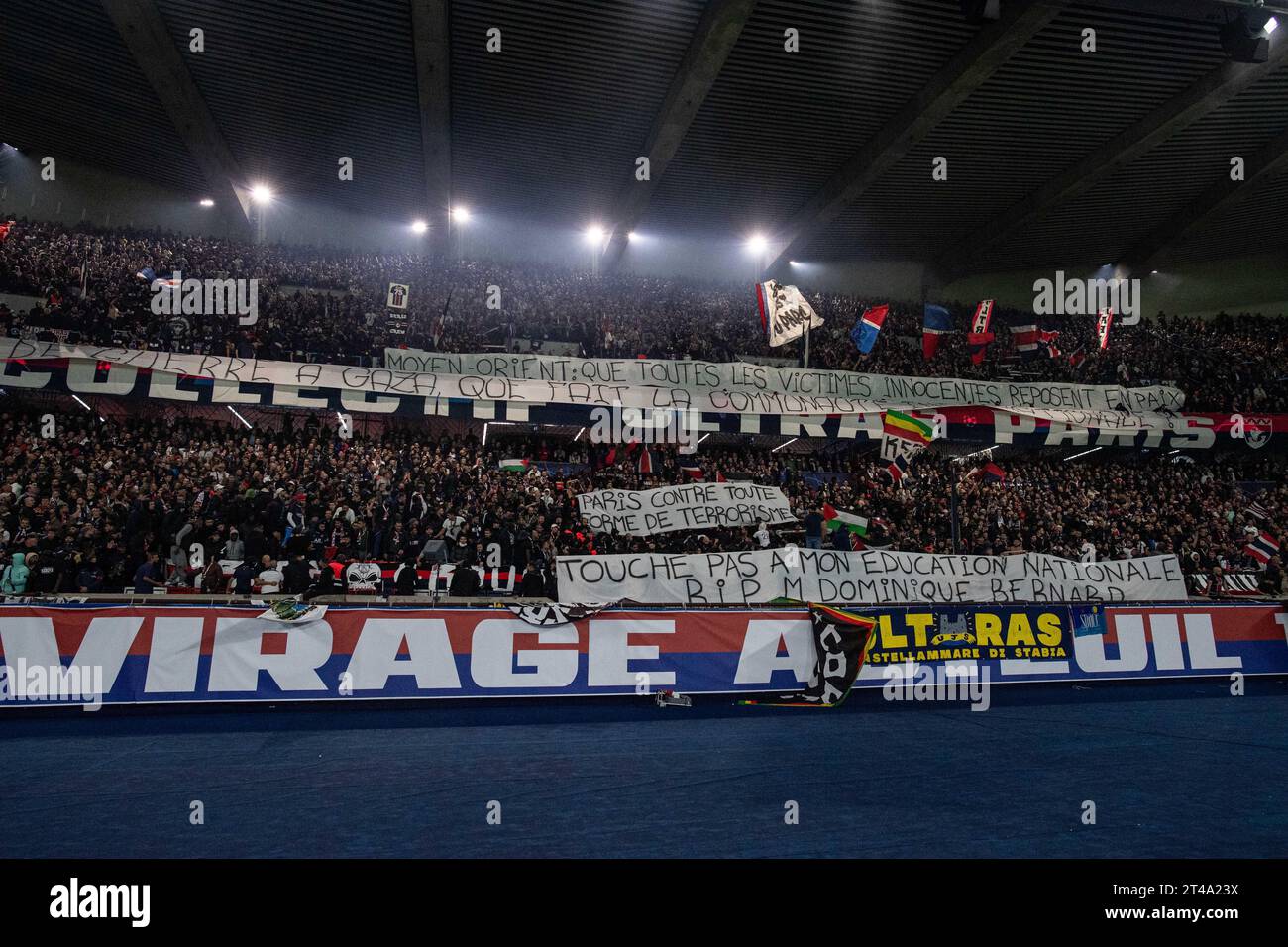 PARIGI, FRANCIA - OTTOBRE 25: I fan di Ultras di Paris Saint-Germain mostrano messageÕ contro qualsiasi forma di terrorismo, e riposano in pace tutti victimsÓ in basso b Foto Stock