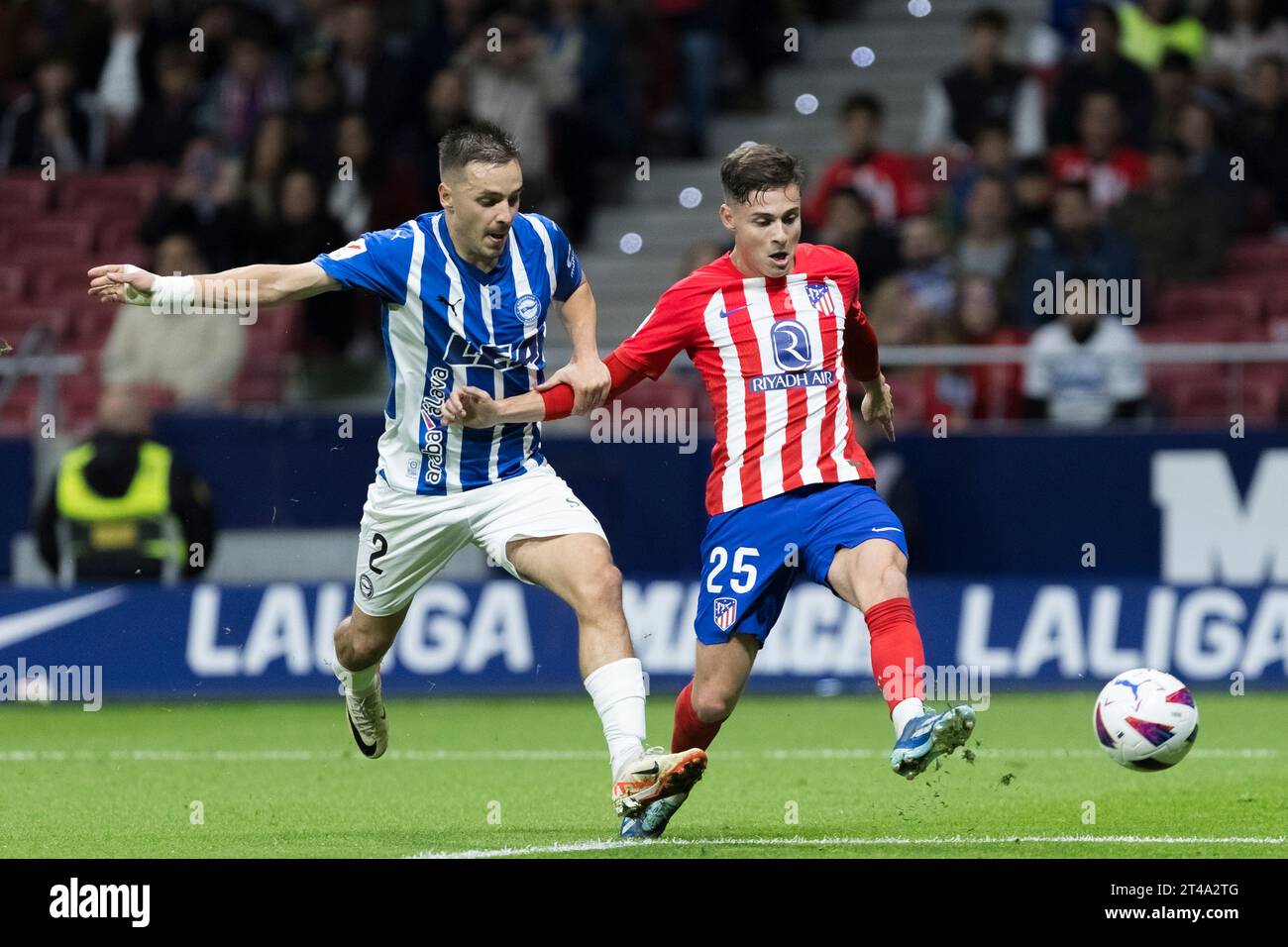 MADRID, SPAGNA - OTTOBRE 29: Rodrigo Riquelme dell'Atletico de Madrid segna  un gol durante la partita di la Liga 2023/24 tra l'Atletico de Madrid e  l'Alaves allo Stadio Civitas Metropolitano. Crediti: Guille
