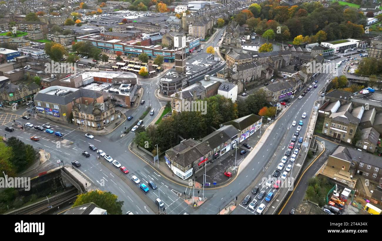 Shipley, Regno Unito - 29 ottobre 2023: Vista aerea del centro città e della torre dell'orologio. Foto Stock