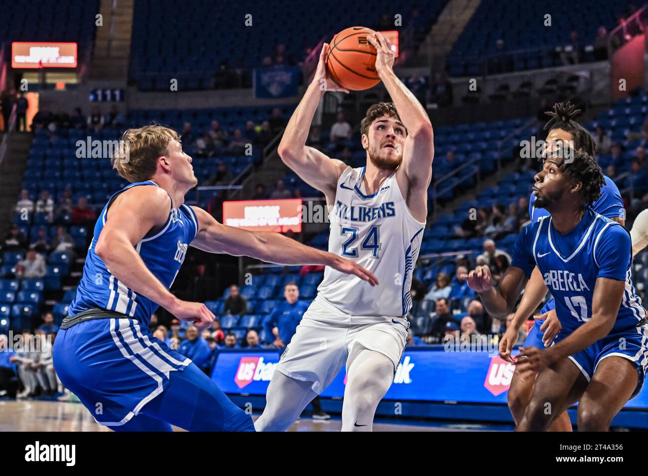 29 OTTOBRE 2023: La guardia di Saint Louis Billikens Gibson Jimerson (24) taglia all'interno contro la difesa dell'attaccante del Berea College Bryce Riley (5) in una partita espositiva dove i Berea College Mountaineers visitarono il St. Louis Billikens. Si tiene alla Chaifetz Arena di St. Louis, MO il 29 ottobre 2023 Richard Ulreich/CSM (immagine di credito: © Richard Ulreich/Cal Sport Media) (immagine di credito: © Richard Ulreich/Cal Sport Media) Foto Stock