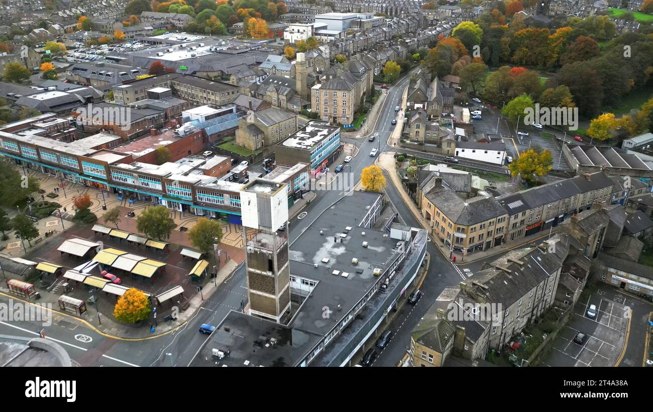 Shipley, Regno Unito - 29 ottobre 2023: Vista aerea del centro città e della torre dell'orologio. Foto Stock