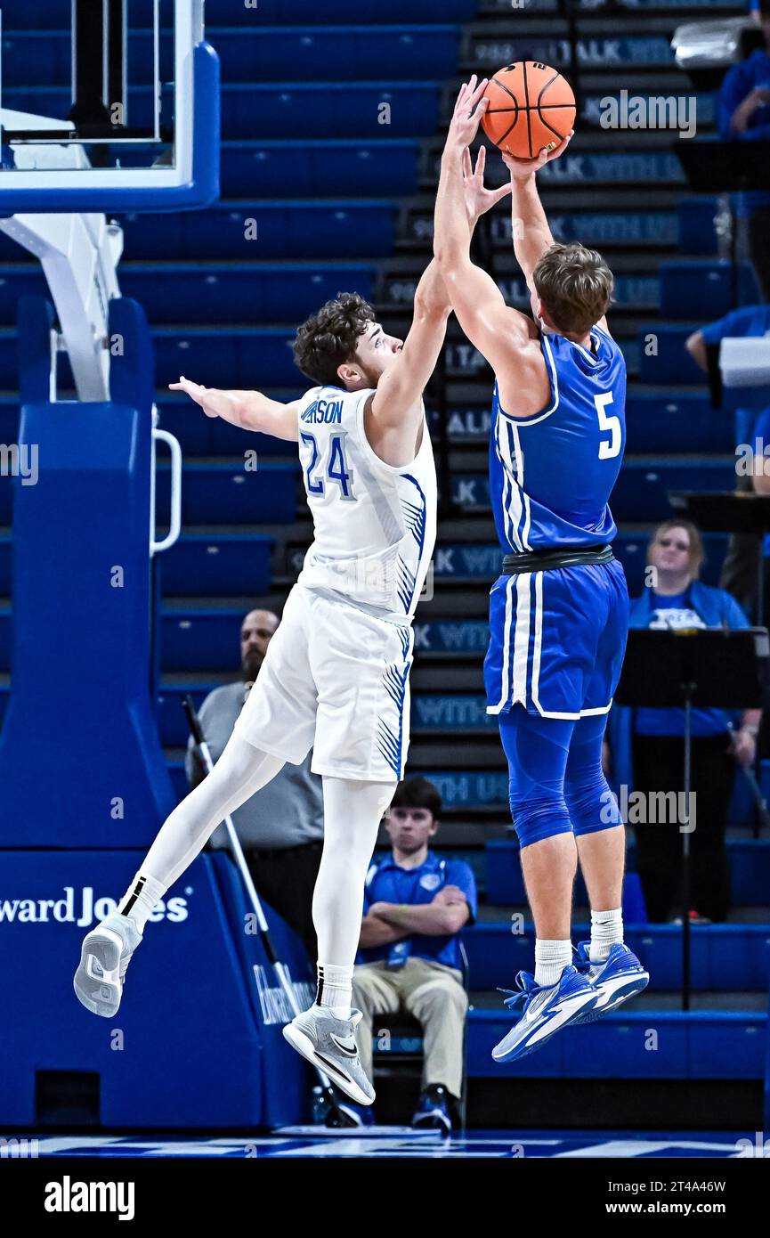 29 OTTOBRE 2023: La guardia di Saint Louis Billikens Gibson Jimerson (24) cerca di bloccare il colpo dell'attaccante del Berea College Bryce Riley (5) in un gioco espositivo dove i Berea College Mountaineers visitarono il St. Louis Billikens. Si tiene alla Chaifetz Arena di St. Louis, Missouri, domenica 29 ottobre 2023 Richard Ulreich/CSM Foto Stock