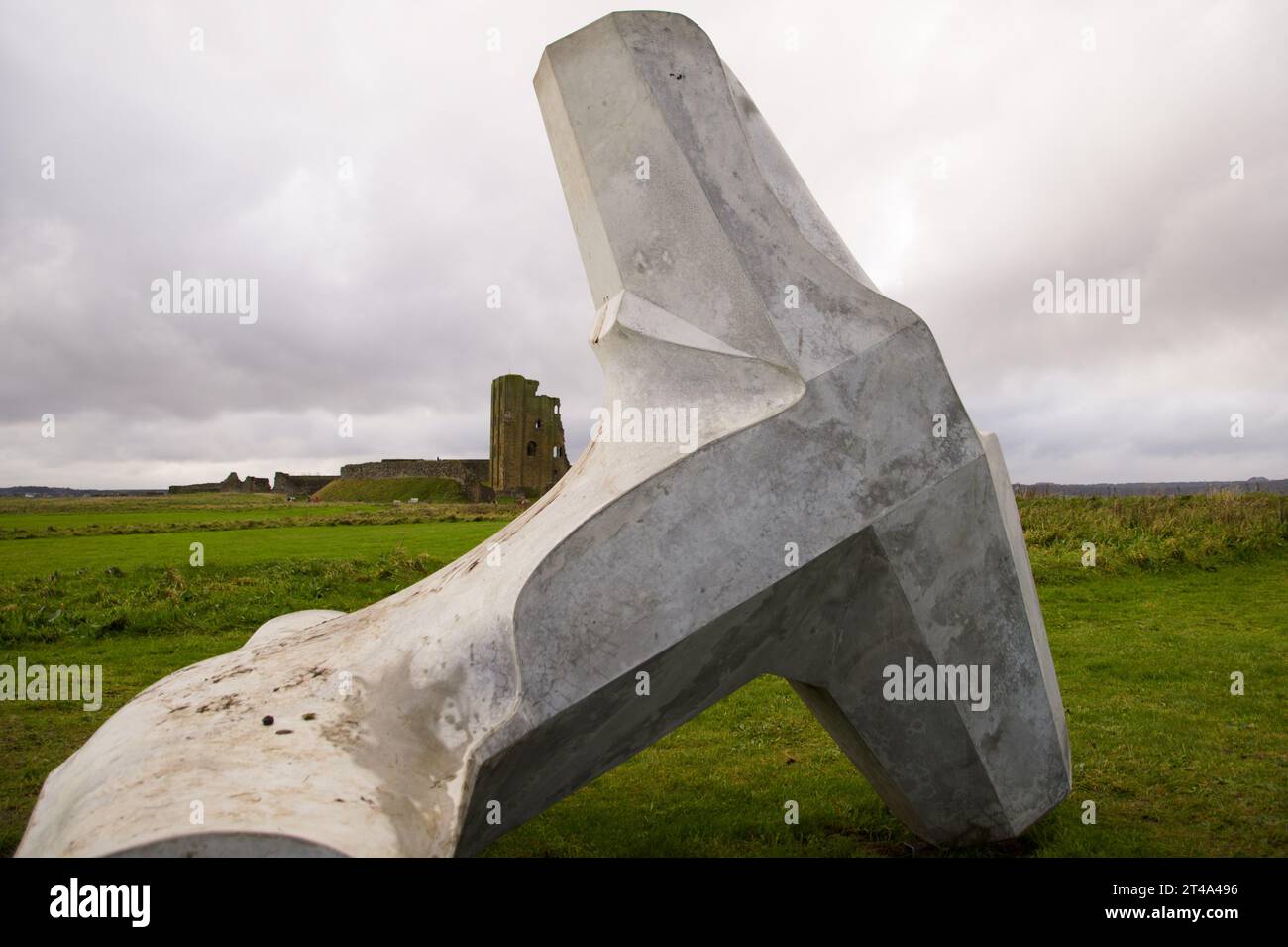 Scultura di Dolos (We Are Only Human, di Ryan Gander) al Castello di Scarborough, Scarborough, North Yorkshire, Regno Unito Foto Stock