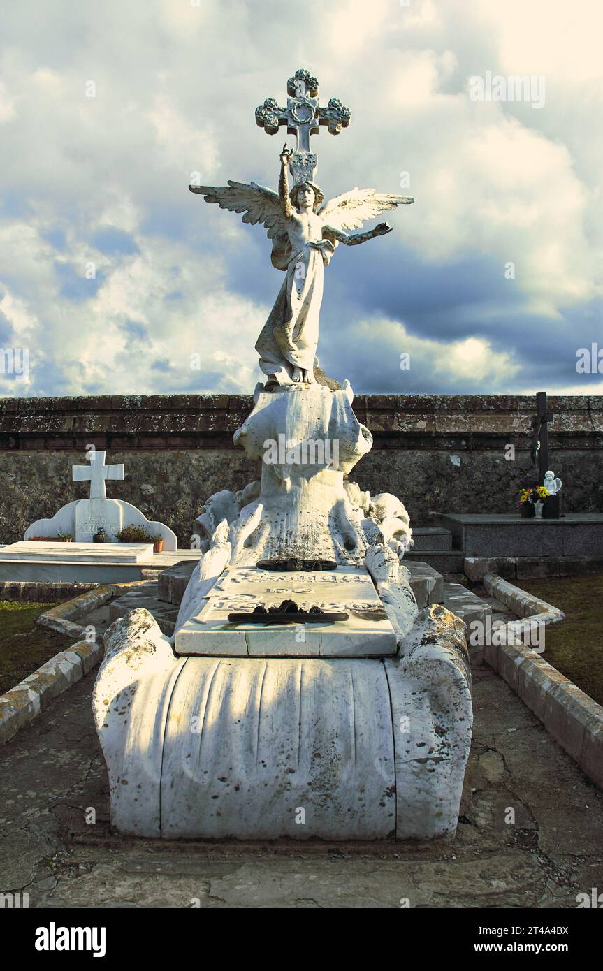 Una sentinella celeste nel cimitero di Comillas, che guida le anime con grazia verso il cielo Foto Stock