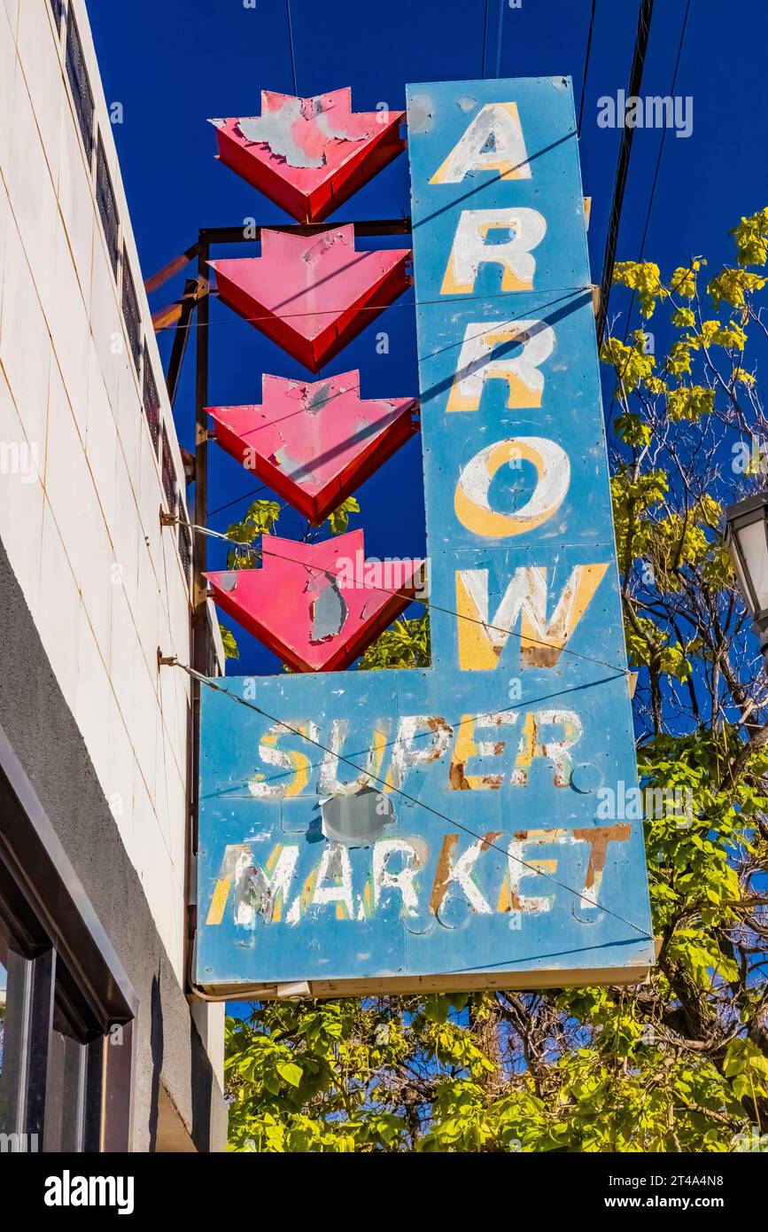 Cartello Arrow Super Market lungo la Route 66 ad Albuquerque, New Mexico, Stati Uniti [nessun rilascio di proprietà; solo licenze editoriali] Foto Stock
